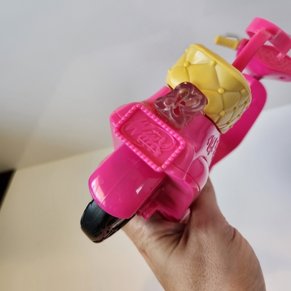 Winx Pink Bloom Scooter Vespa Toys R Us Exclusive Doll Size Replacement Barbie - Picture 5 of 7